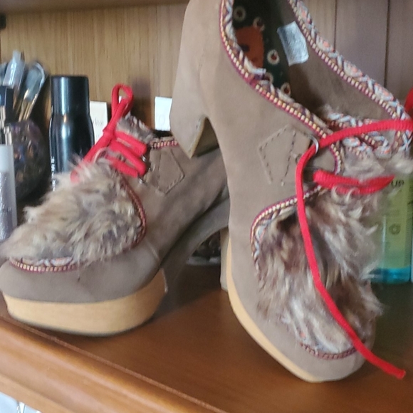 Shoes - Picture 2 of 2